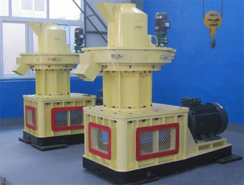 Straw briquetting machine